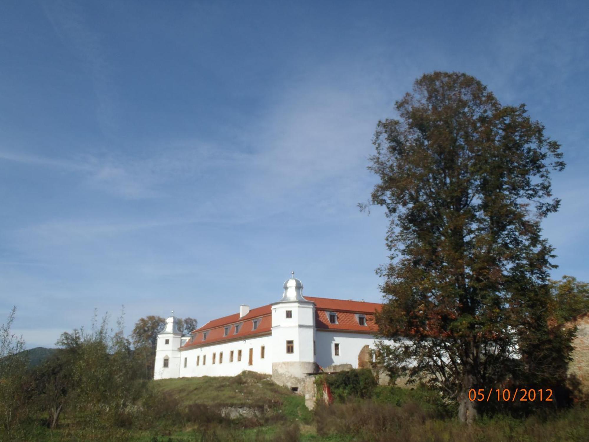 Kastiel Biela Dama A Cierny Rytier Hotel Krompachy Exterior foto