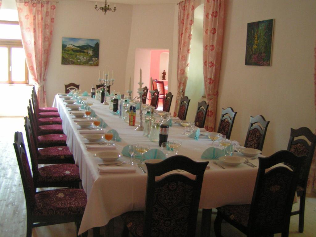 Kastiel Biela Dama A Cierny Rytier Hotel Krompachy Exterior foto