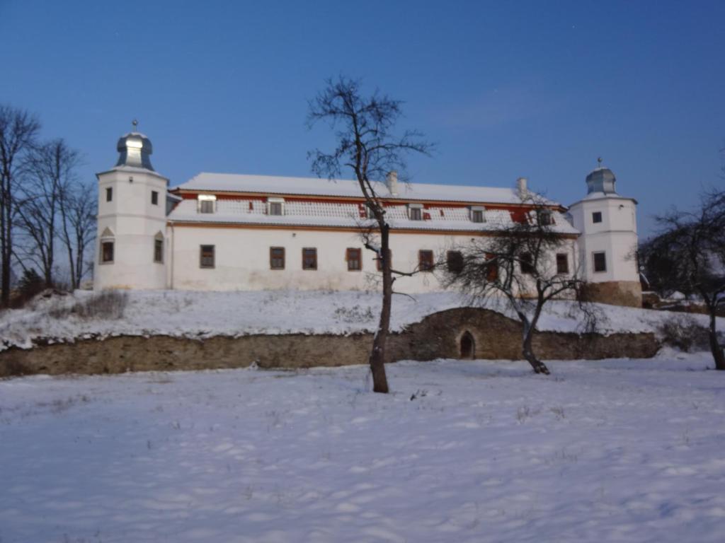 Kastiel Biela Dama A Cierny Rytier Hotel Krompachy Exterior foto