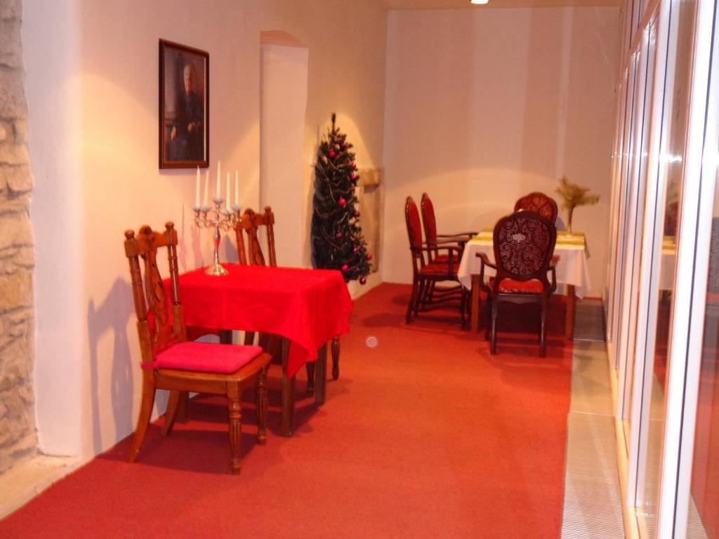Kastiel Biela Dama A Cierny Rytier Hotel Krompachy Exterior foto